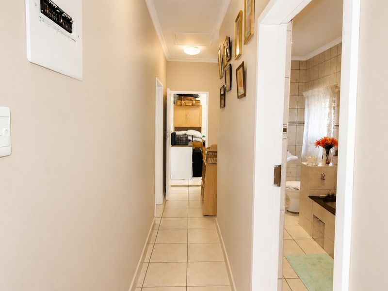 Versatile Family Home with Separate Cottage, Exceptional Parking and Multiple Living Zones - Photo 10