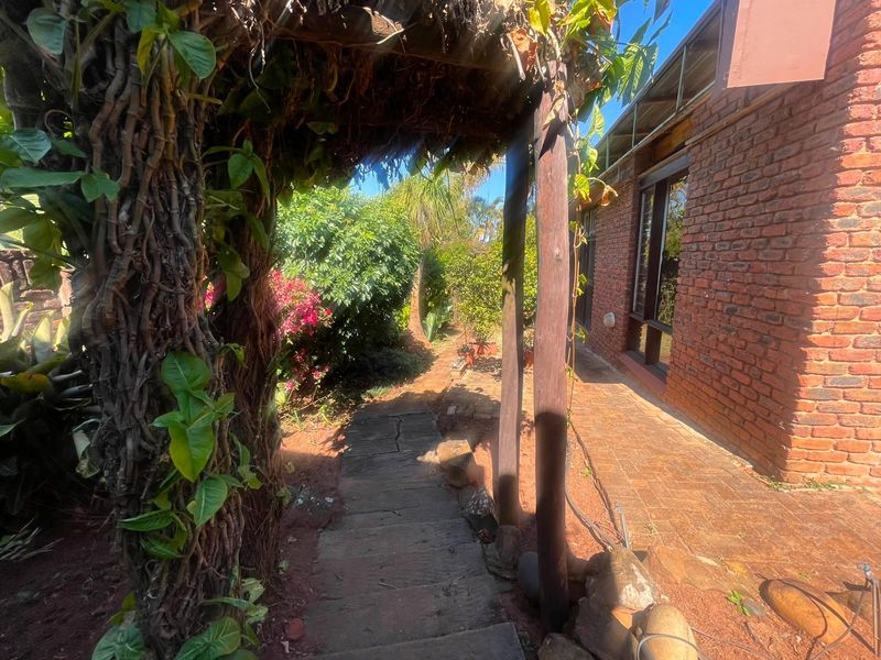 House For Sale in Colts Hill White River Mpumalanga - Photo 2