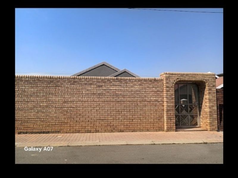 House sale in Pimville - Photo 3