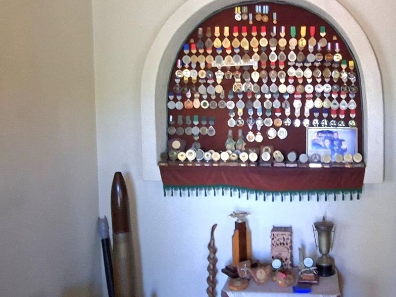 A corner area featuring a built-in arched wall niche used for display purposes.