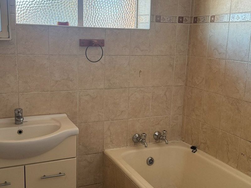Apartment For Sale in Parkhill Gardens, Germiston - Photo 6