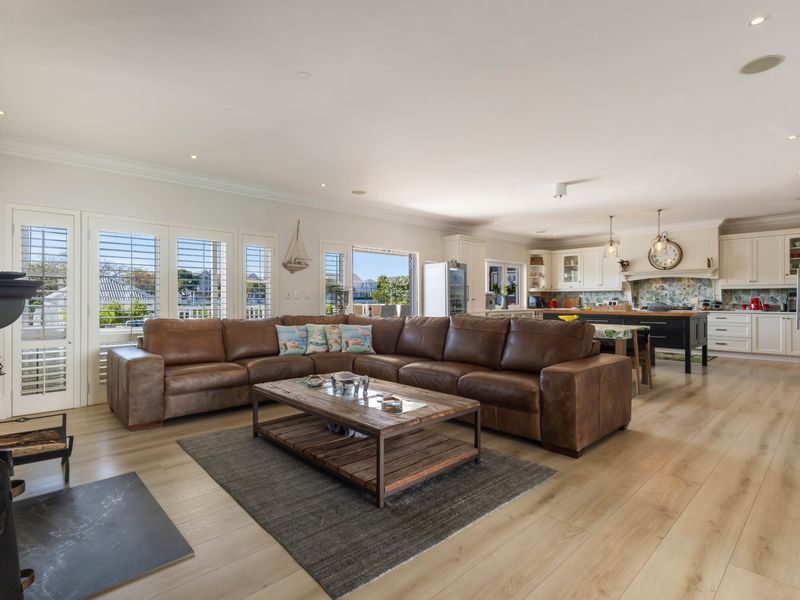 Spacious 4 bedroom Waterfront Home on Thesen Island - Photo 5