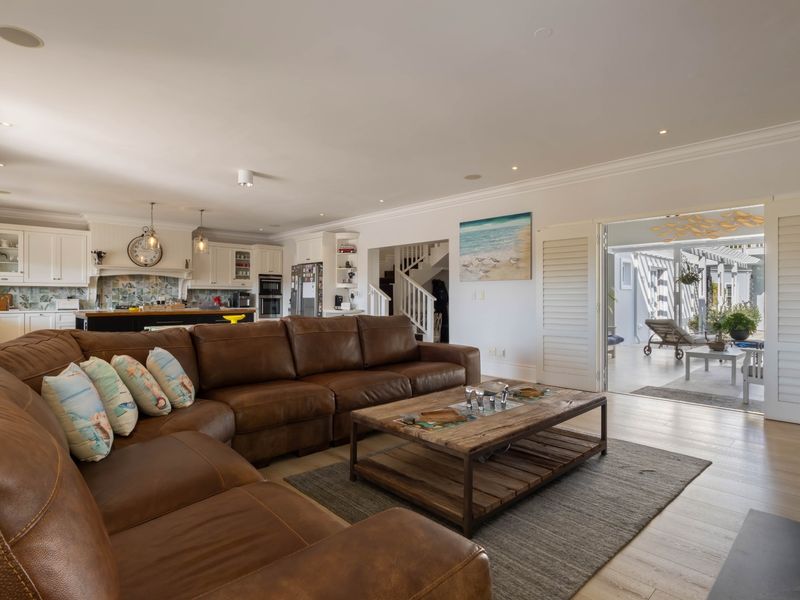 Spacious 4 bedroom Waterfront Home on Thesen Island - Photo 6