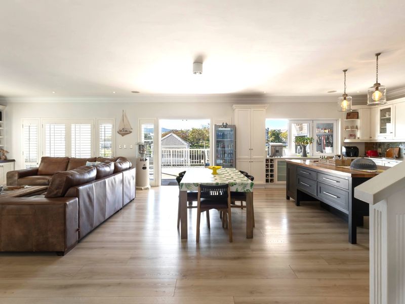 Spacious 4 bedroom Waterfront Home on Thesen Island - Photo 8
