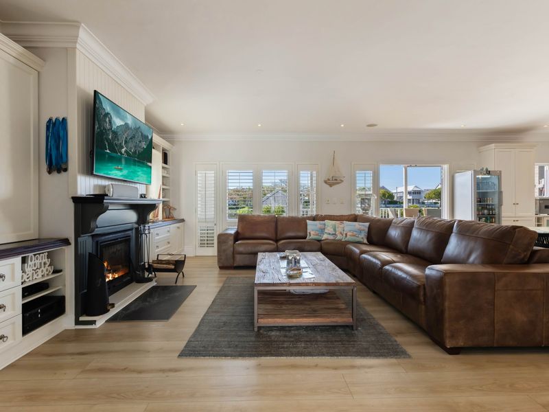 Spacious 4 bedroom Waterfront Home on Thesen Island - Photo 7