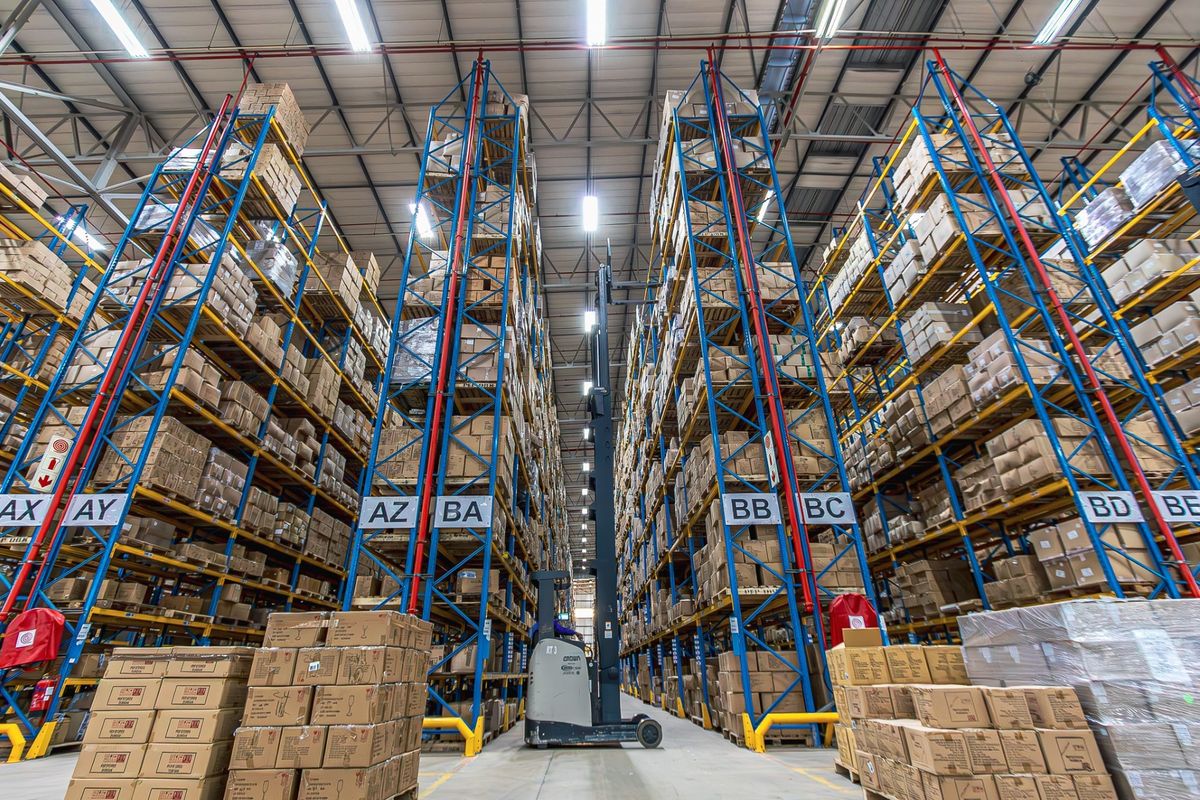 Spacious industrial warehouse facility featuring high-density steel racking systems, concrete flooring, and high-bay lighting, optimized for large-scale storage and logistics operations.