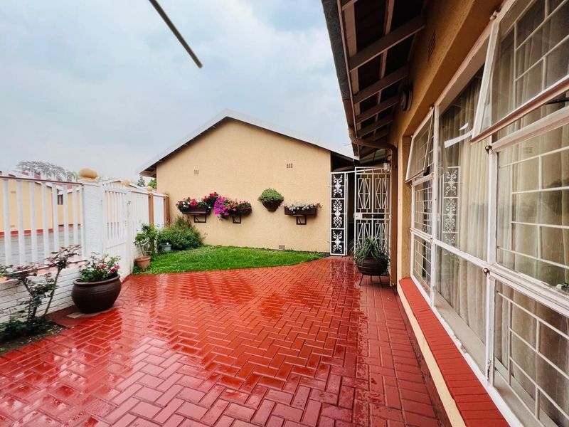 Townhouse For Sale in  Vanderbijlpark ,CW 3, Vanderbijlpark CW - Photo 2