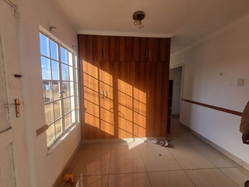 A Family Home with Space to Grow in Secure Cleland - Photo 7