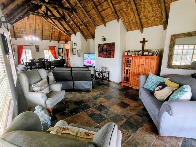 7.2ha Private Off-Grid Bushveld Lifestyle Property - Photo 2