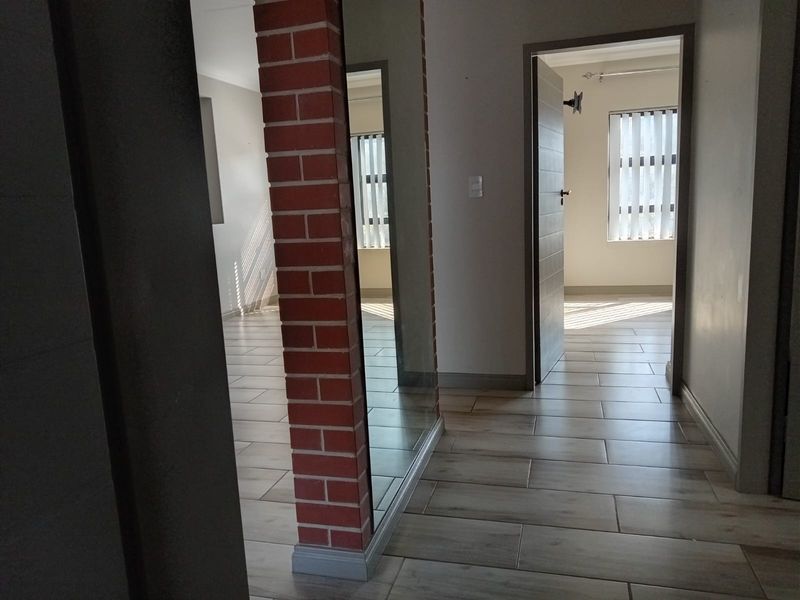 Modern Top - Floor Apartment in Carlswald Estate, Midrand  For Sale - Photo 10