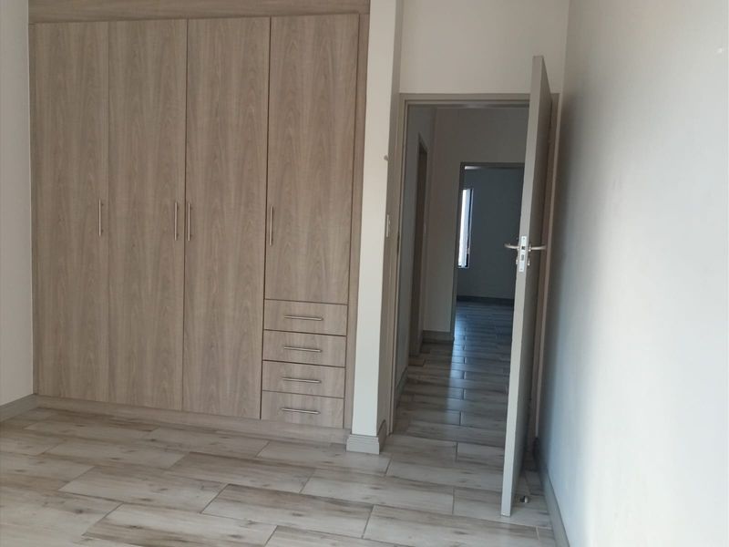 Modern Top - Floor Apartment in Carlswald Estate, Midrand  For Sale - Photo 9