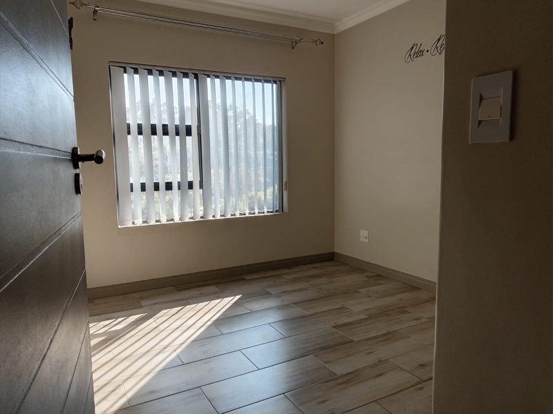 Modern Top - Floor Apartment in Carlswald Estate, Midrand  For Sale - Photo 8
