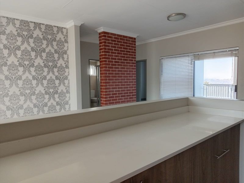 Modern Top - Floor Apartment in Carlswald Estate, Midrand  For Sale - Photo 7
