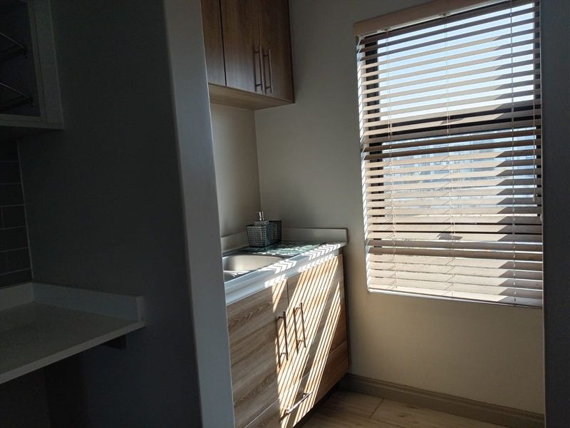Modern Top - Floor Apartment in Carlswald Estate, Midrand  For Sale - Photo 5