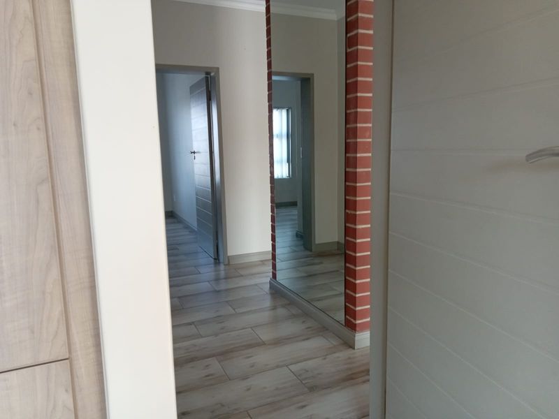 Modern Top - Floor Apartment in Carlswald Estate, Midrand  For Sale - Photo 6