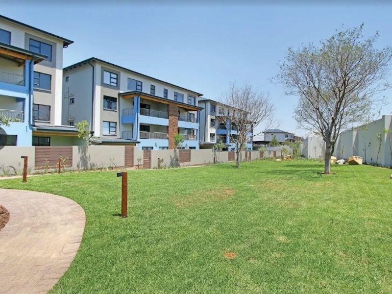 Modern Top - Floor Apartment in Carlswald Estate, Midrand  For Sale - Photo 2