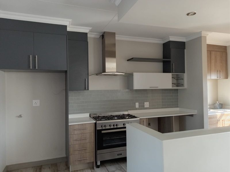 Modern Top - Floor Apartment in Carlswald Estate, Midrand  For Sale - Photo 4