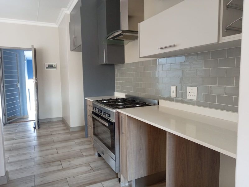 Modern Top - Floor Apartment in Carlswald Estate, Midrand  For Sale - Photo 3