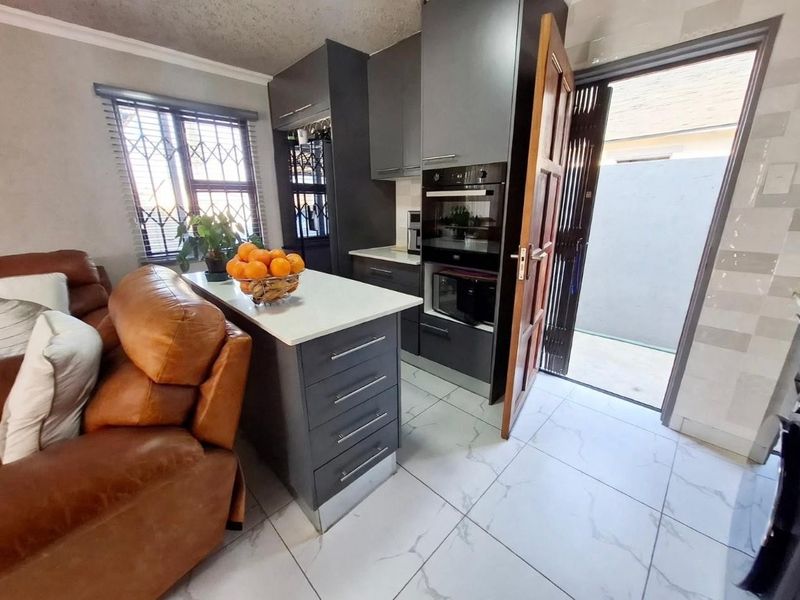 3 BEDROOM HOUSE ON SALE AT TIRONG ESTATE, RANDBURG, JOHANNESBURG - Photo 4