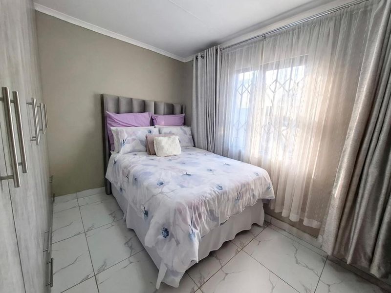 3 BEDROOM HOUSE ON SALE AT TIRONG ESTATE, RANDBURG, JOHANNESBURG - Photo 5