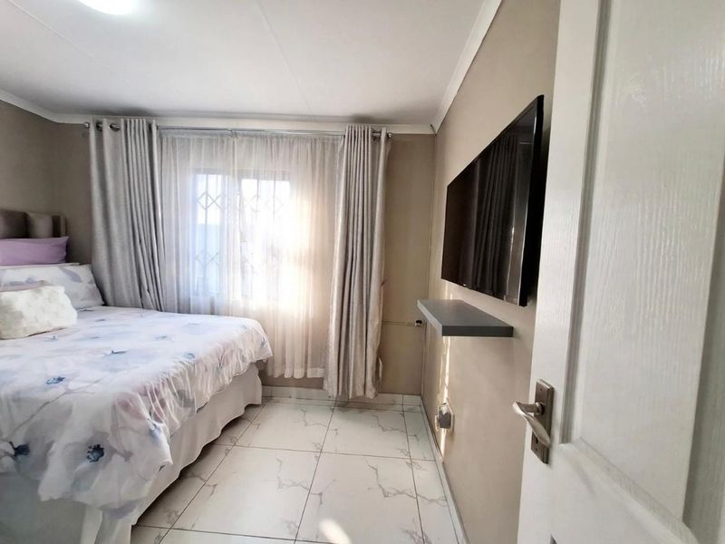 3 BEDROOM HOUSE ON SALE AT TIRONG ESTATE, RANDBURG, JOHANNESBURG - Photo 6