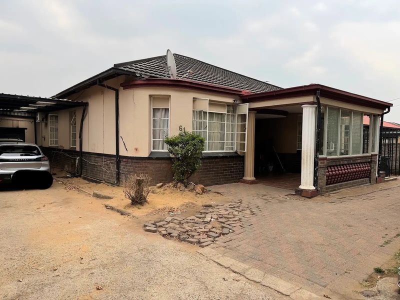 4 BEDROOM INVESTMENT OPPORTUNITY WITH MULTIPLE INCOME STREAMS IN THE HILL - Photo 2