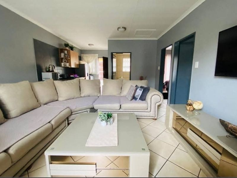 Apartment  For Sale in Vanderbijlpark CW 4, Vanderbijlpark CW, Vanderbijlpark - Photo 2