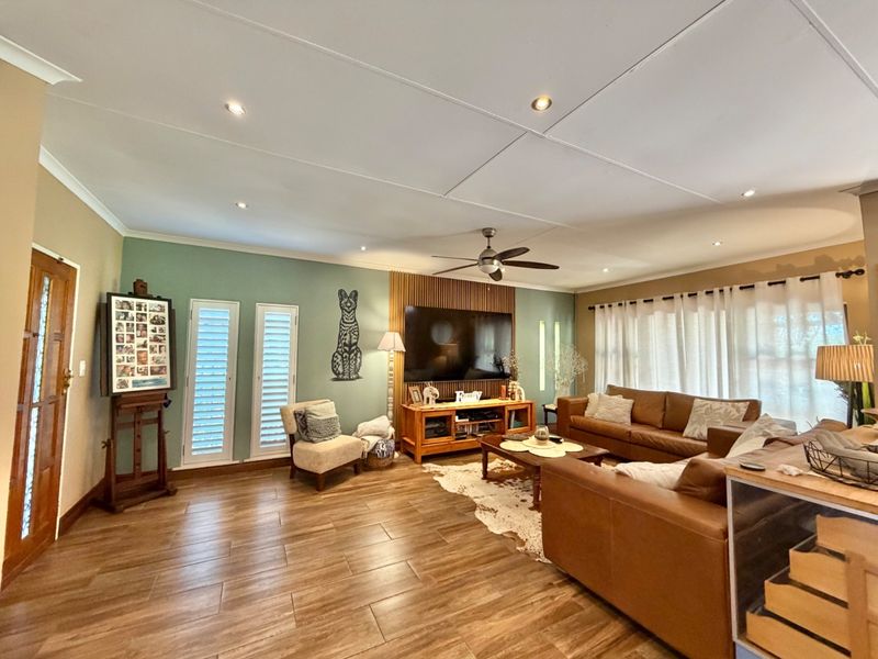 House with flat, solar and borehole with back up water For Sale in Elarduspark, Pretoria - Photo 9
