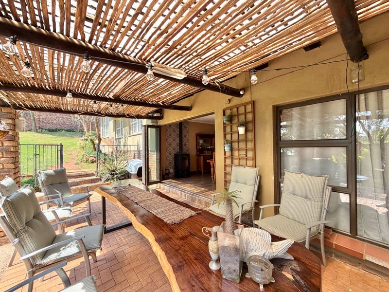 House with flat, solar and borehole with back up water For Sale in Elarduspark, Pretoria - Photo 3