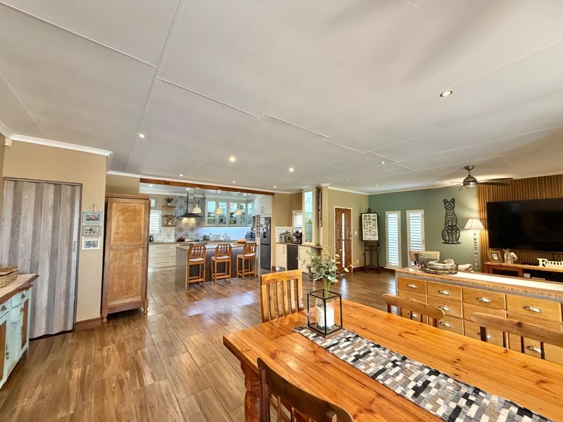 House with flat, solar and borehole with back up water For Sale in Elarduspark, Pretoria - Photo 5