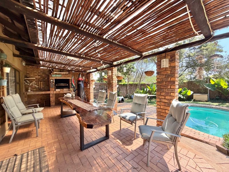House with flat, solar and borehole with back up water For Sale in Elarduspark, Pretoria - Photo 2