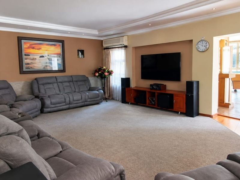 EXCLUSIVE LUXURY LIVING ON 4,181 SQM IN SW5 PROPER - Photo 3