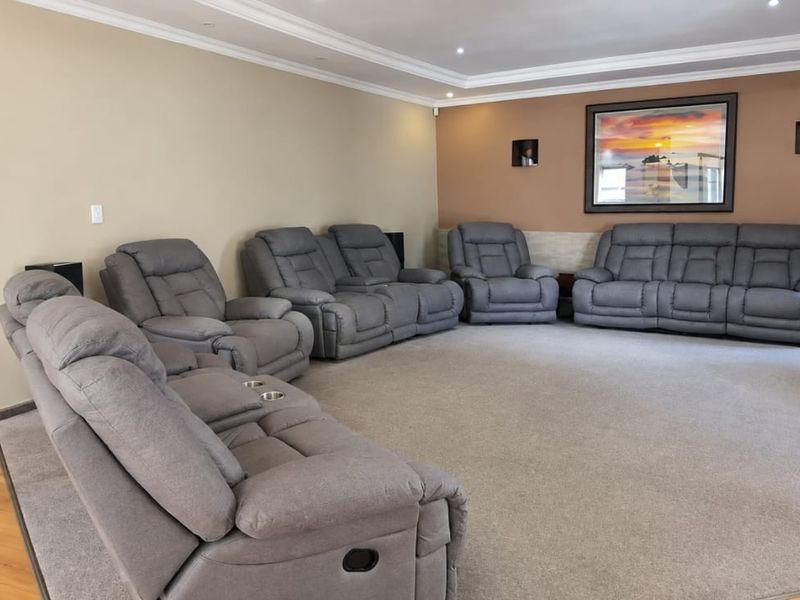 EXCLUSIVE LUXURY LIVING ON 4,181 SQM IN SW5 PROPER - Photo 4