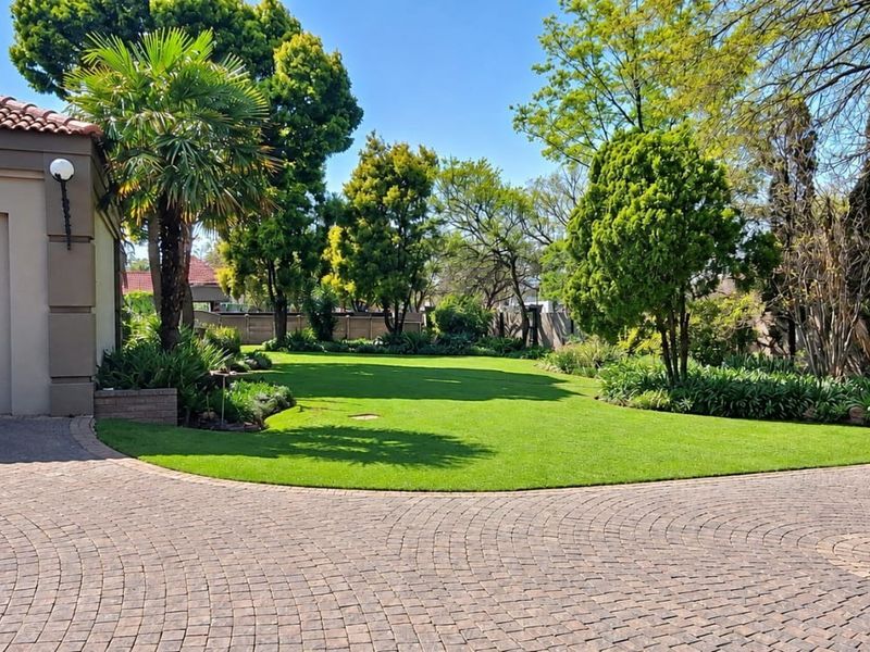 EXCLUSIVE LUXURY LIVING ON 4,181 SQM IN SW5 PROPER - Photo 2