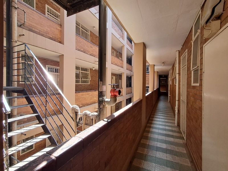 Apartment For Sale in Berea, Johannesburg - Photo 9