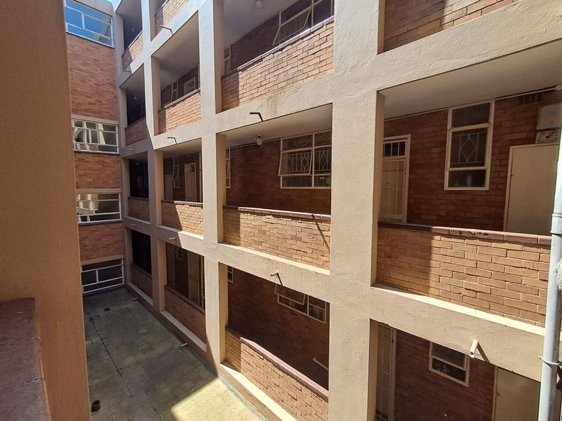 Apartment For Sale in Berea, Johannesburg - Photo 4