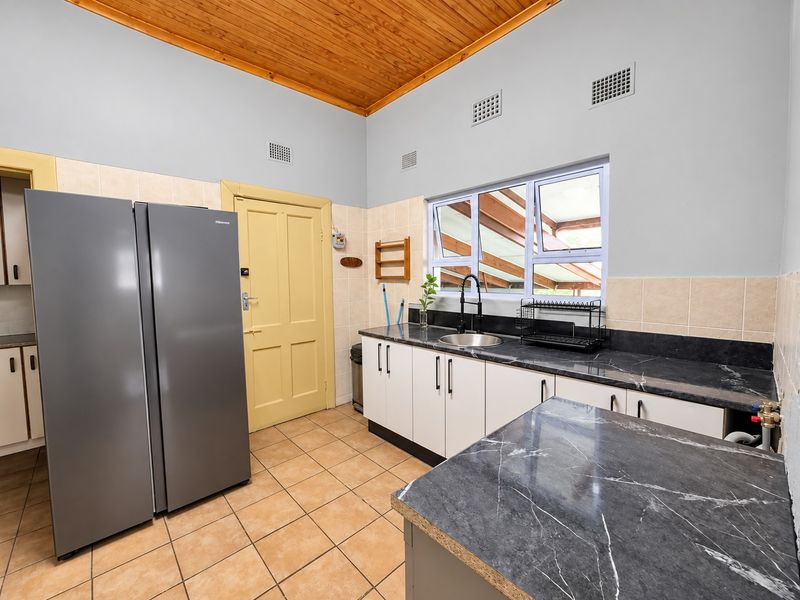 Character-Filled 3-Bedroom Home with Art Deco Influence in Bergzicht - Photo 10