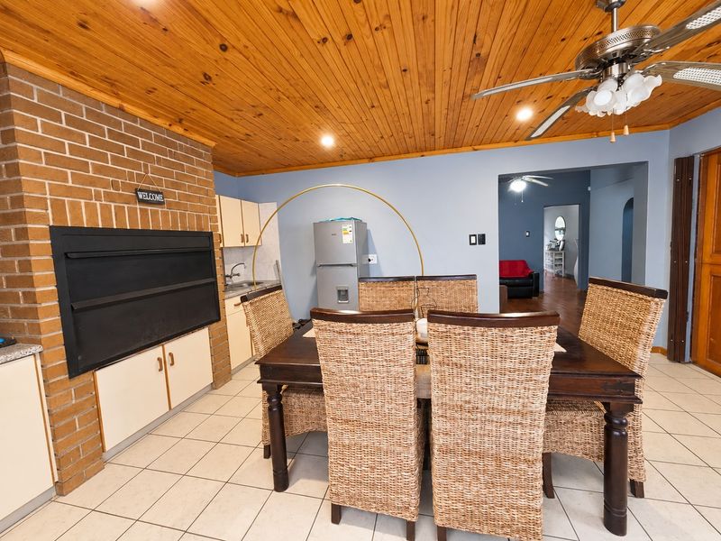 Character-Filled 3-Bedroom Home with Art Deco Influence in Bergzicht - Photo 8