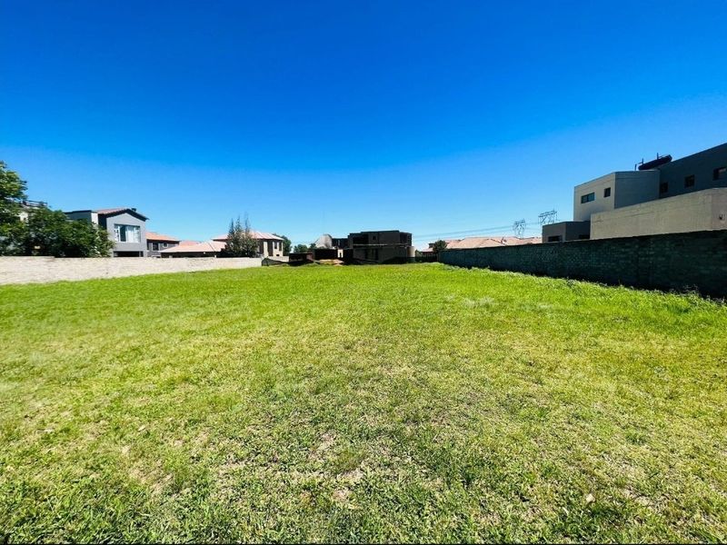 A spacious, level residential vacant plot enclosed by perimeter boundary walls, situated in a developed neighborhood.
