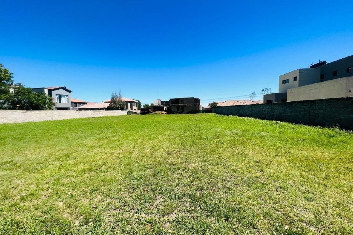 A spacious, level residential vacant plot enclosed by perimeter boundary walls, situated in a developed neighborhood.