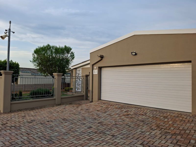 3 Bedroom Family home for sale in  Despatch - Photo 3