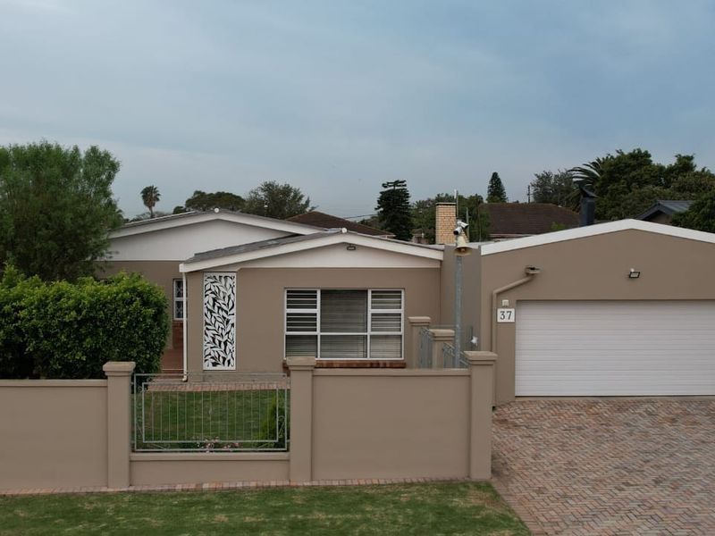 3 Bedroom Family home for sale in  Despatch - Photo 2