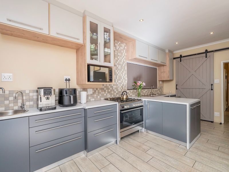 The Perfect Balance: Executive Living Meets Professional Workspace - Photo 7