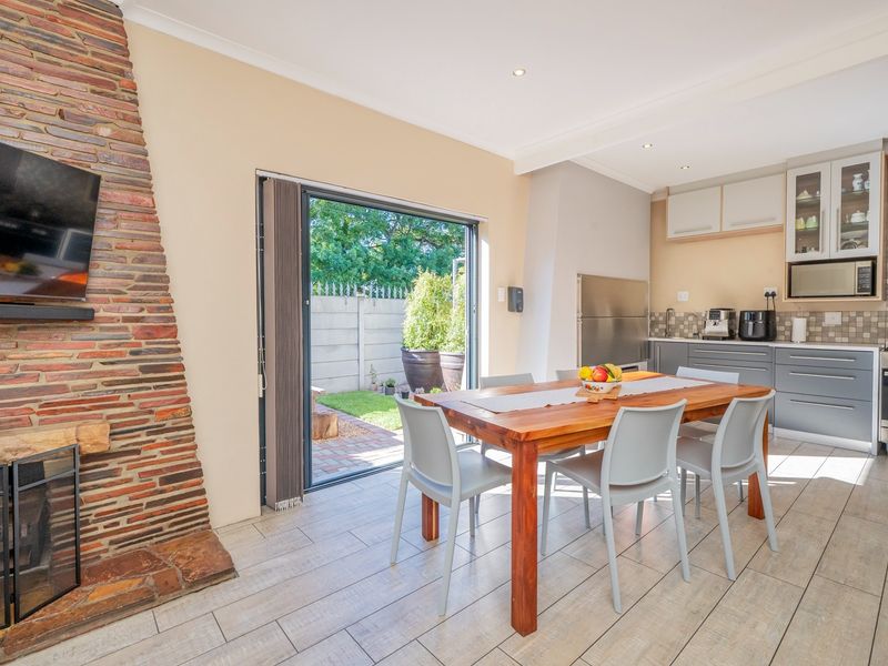 The Perfect Balance: Executive Living Meets Professional Workspace - Photo 10