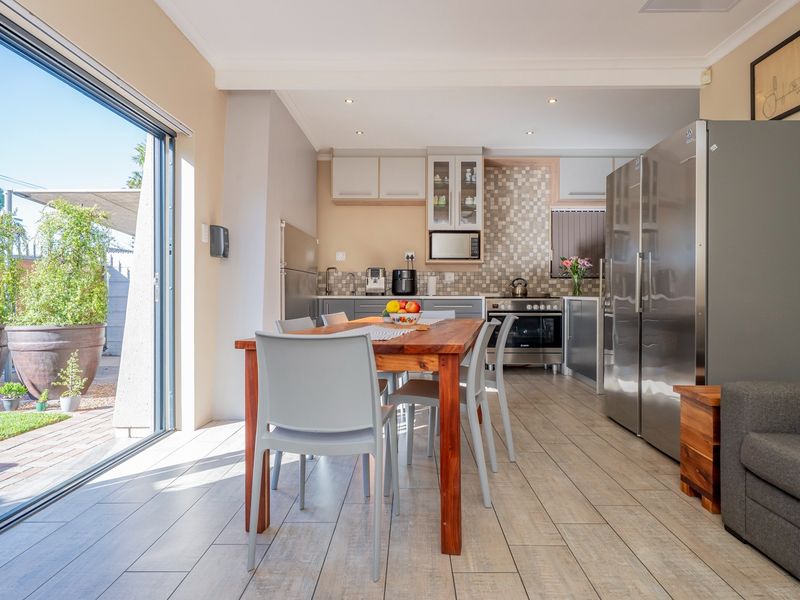 The Perfect Balance: Executive Living Meets Professional Workspace - Photo 9