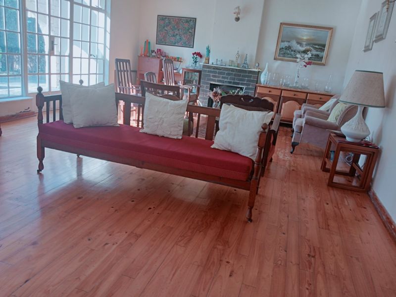 Family Home with beautiful glooming wooden floors where you can make memories - Photo 3