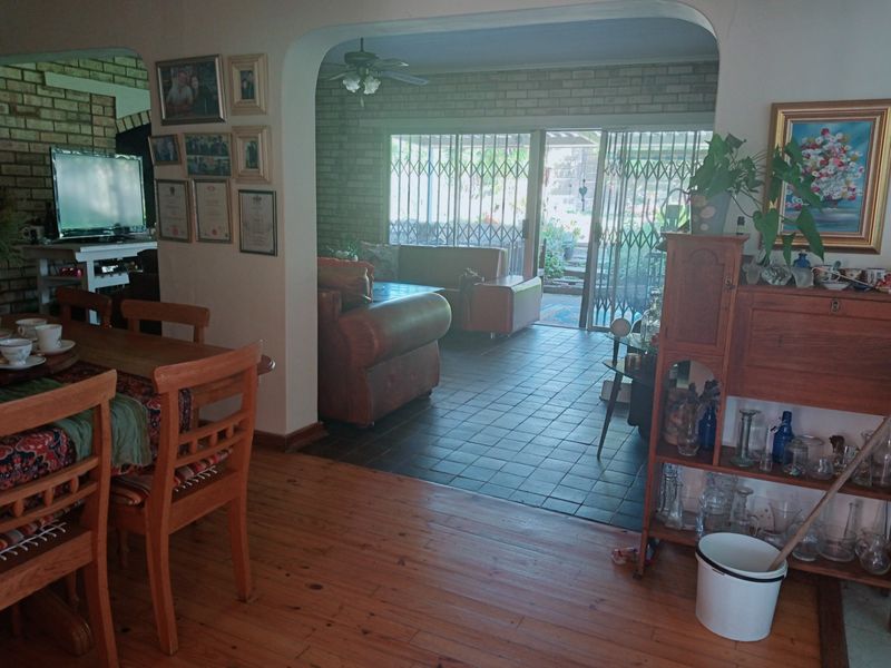 Family Home with beautiful glooming wooden floors where you can make memories - Photo 9