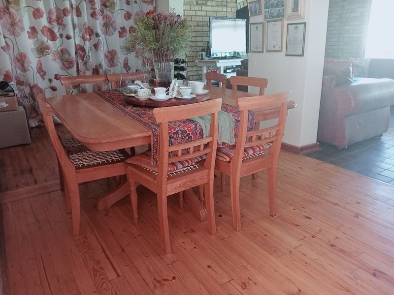 Family Home with beautiful glooming wooden floors where you can make memories - Photo 8