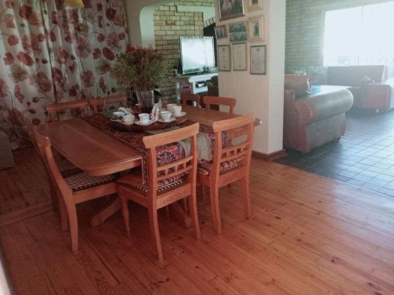 Family Home with beautiful glooming wooden floors where you can make memories - Photo 7