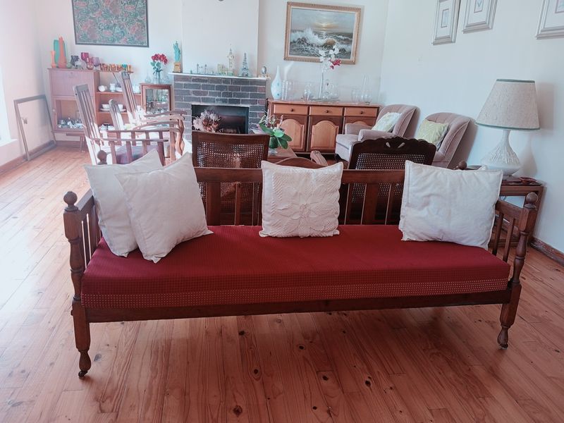 Family Home with beautiful glooming wooden floors where you can make memories - Photo 6